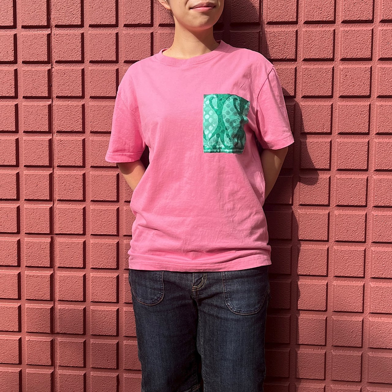 サリーポケットTシャツ ピンク×緑ポケット【寄付額入り】 | didi