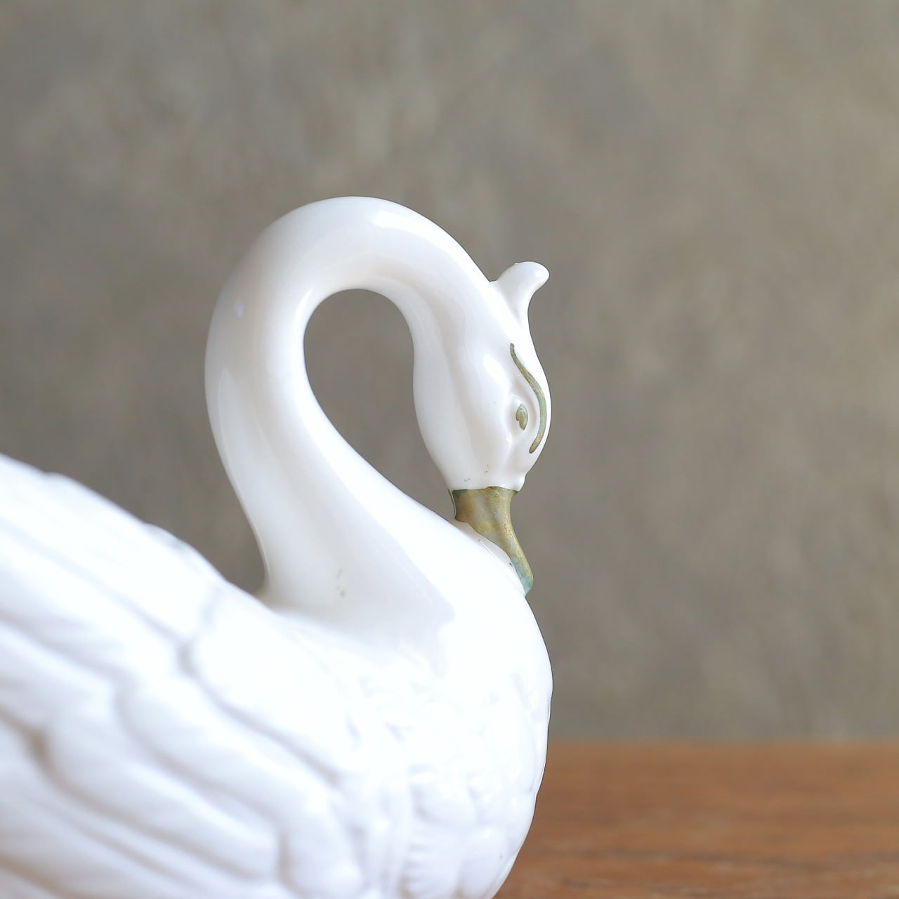 優雅に水辺を泳ぐ、陶器の白鳥の小物入れ | 木と、輝と。| 一点もの