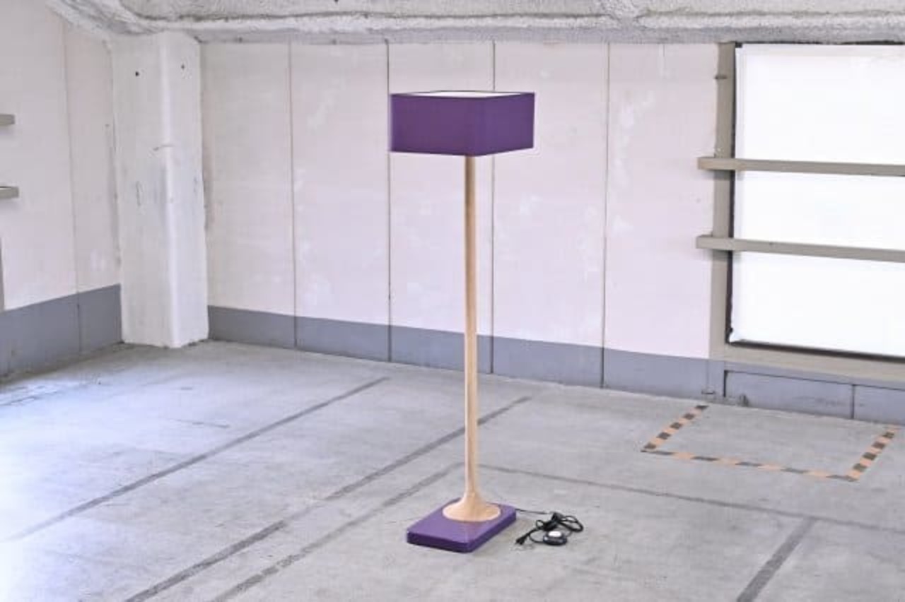 IDC大塚家具取り扱い 「AKANE /アカネライティング」フロアランプ ナラ材 MRS-NOLITA/TWH ライト 照明 紫 モダン 13年製 ランプ 北欧【中古家具/中古インテリア/USED家具ユーズド家具/リサイクル】