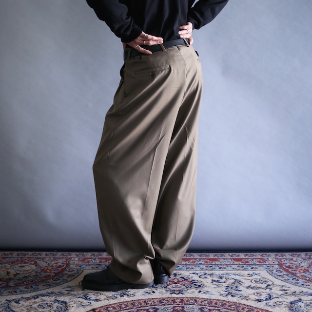 3-tuck tapered silhouette brown-beige wide slacks