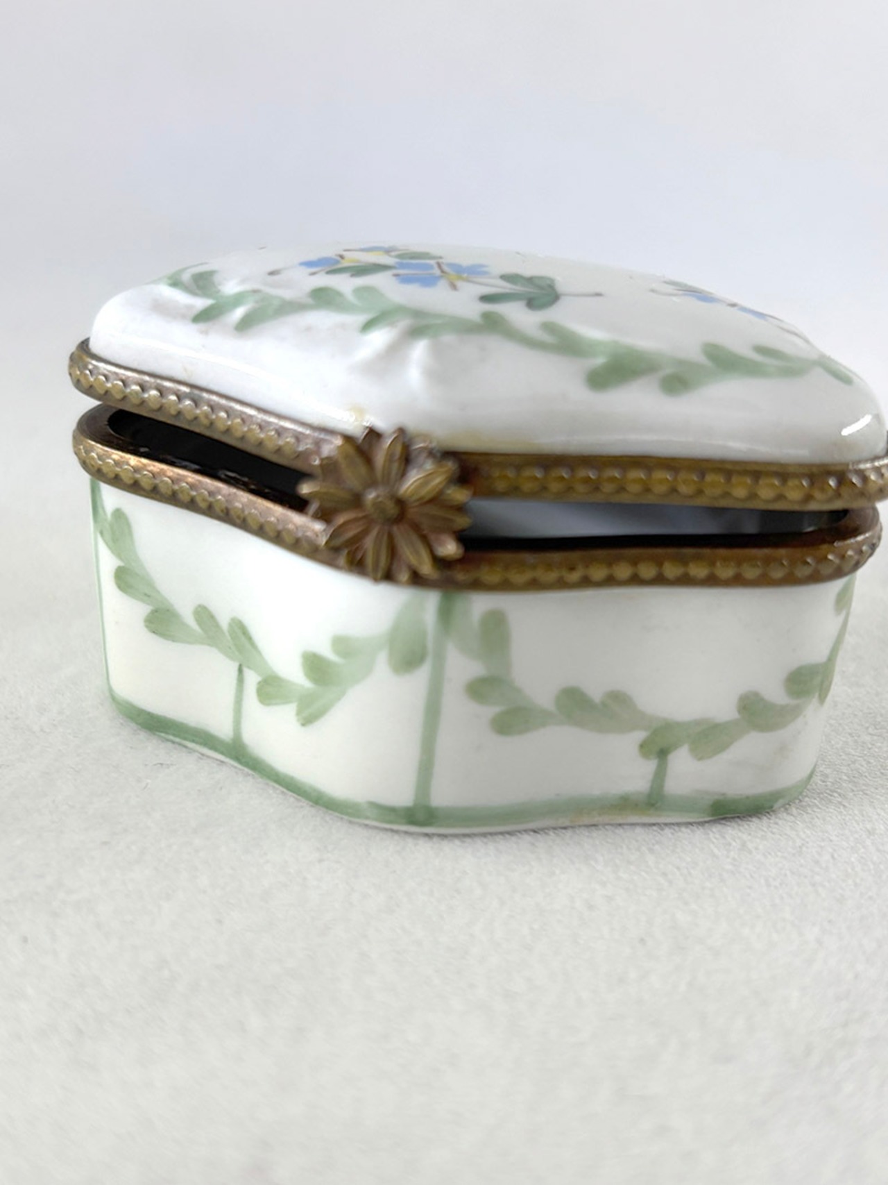 陶器の小物入れ　　植物手描き　葉っぱレリーフ　 19otg16-3