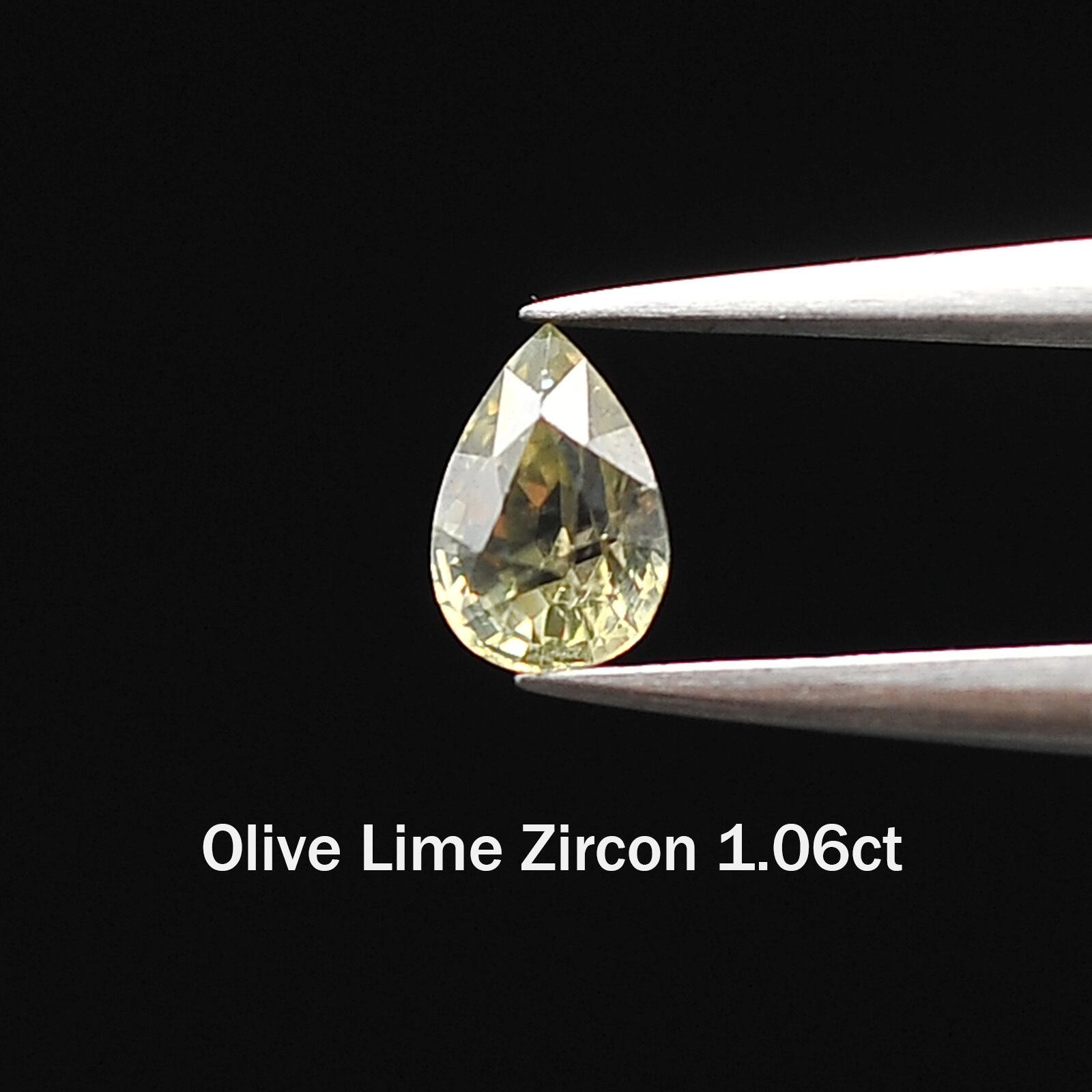 未処理・非加熱】イエローイッシュグリーン スフェーン 0.38ct（4.2mm