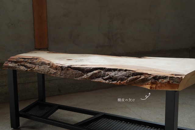 ポプラのローテーブル 3辺カットした一枚板  変な棚つき