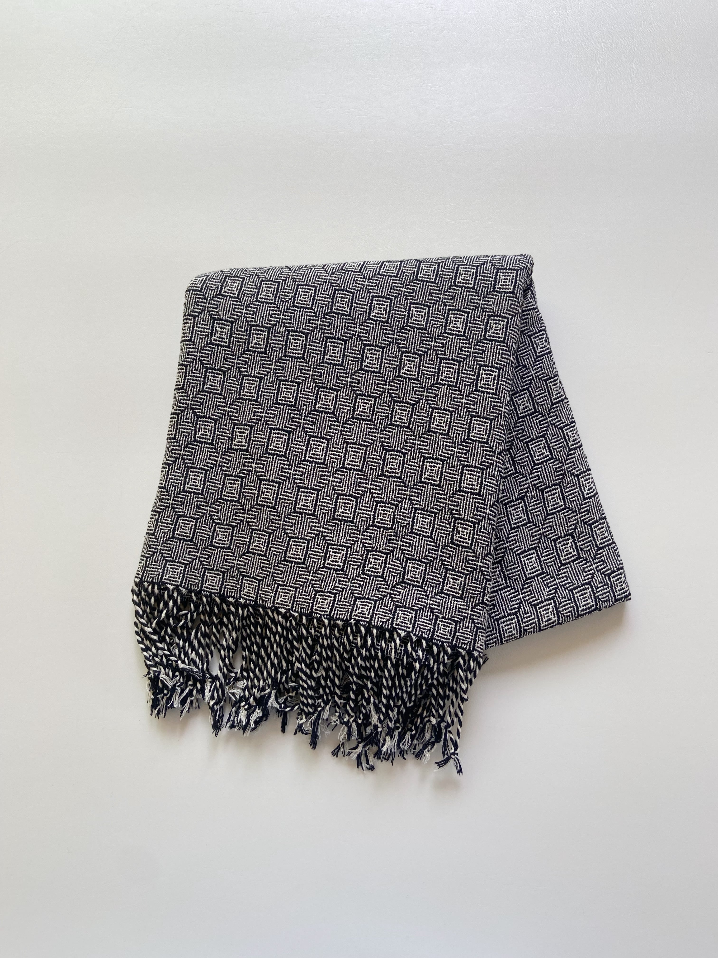 Hand-woven scarf / Black Clover 手織りシルクのショール ブラック