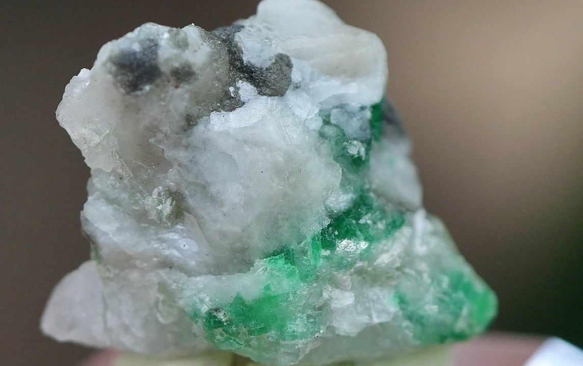 ☆エメラルド原石s1049 | Funky garuda Stone (ファンキー