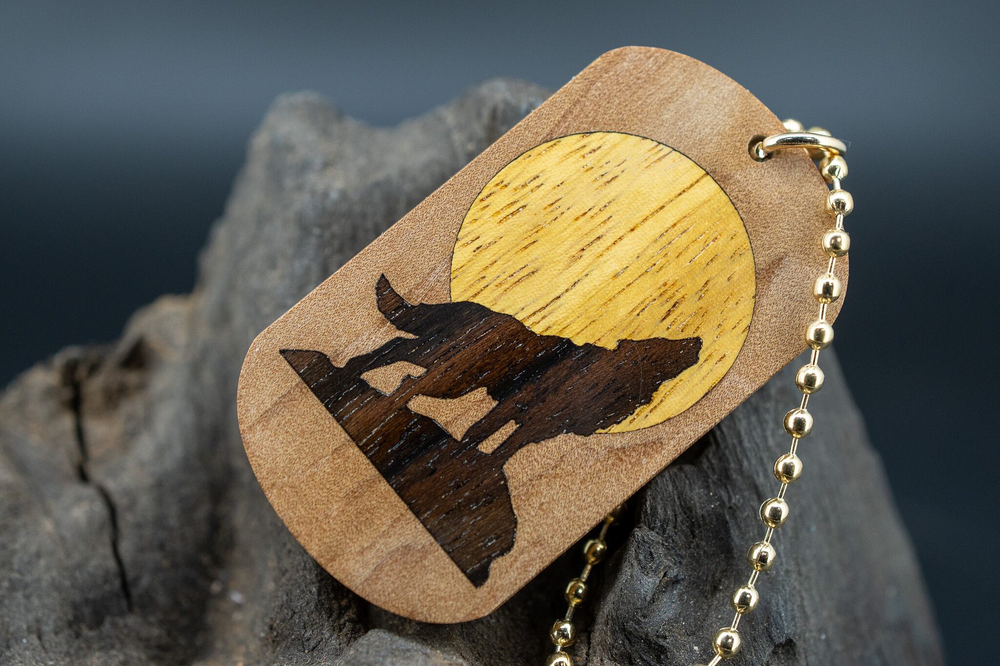 【茶花の女王】椿 ドッグタグ 象嵌 月と狼