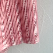 インドの布《インド柄 No.13 /赤ストライプ / コットン》サンガネールのブロックプリント Mulaセレクト