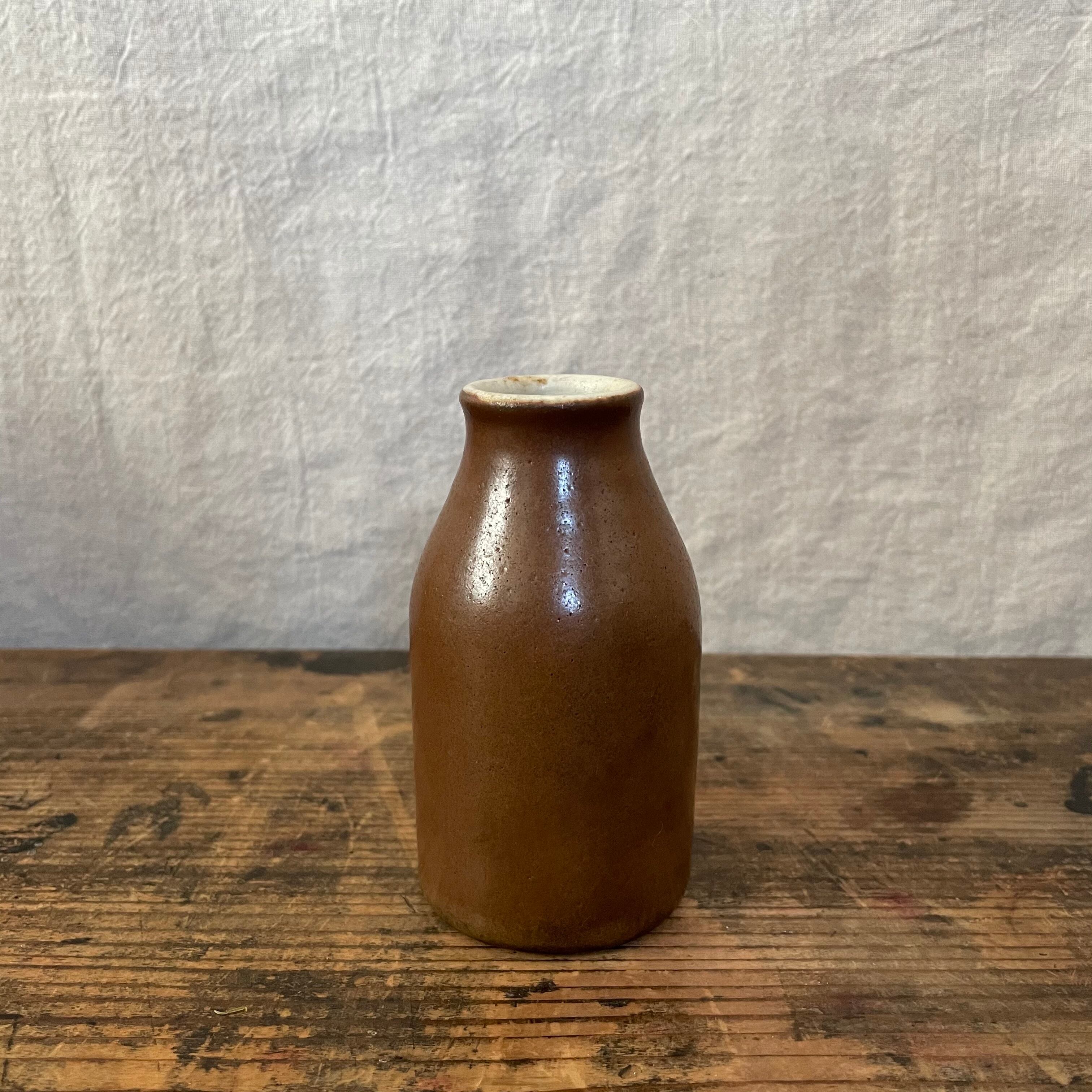 シンプルな茶色い一輪挿し