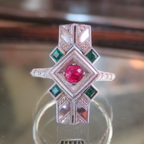 アンティーク　和デコスタイル　サンプラチナに合成ルビーと碧石の彫金リング