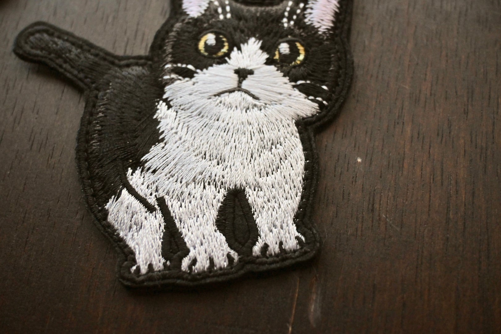 刺繍ハチワレ猫ちゃんのキーホルダー【全身】 | 猫と暮らす洋裁店