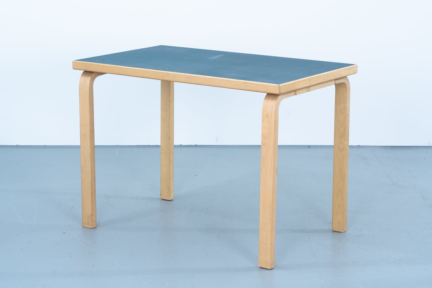  アルヴァ・アアルト トレイ ブルー Alvar Aalto | 80B Table blue linoleum | kaikki gallery | 北欧