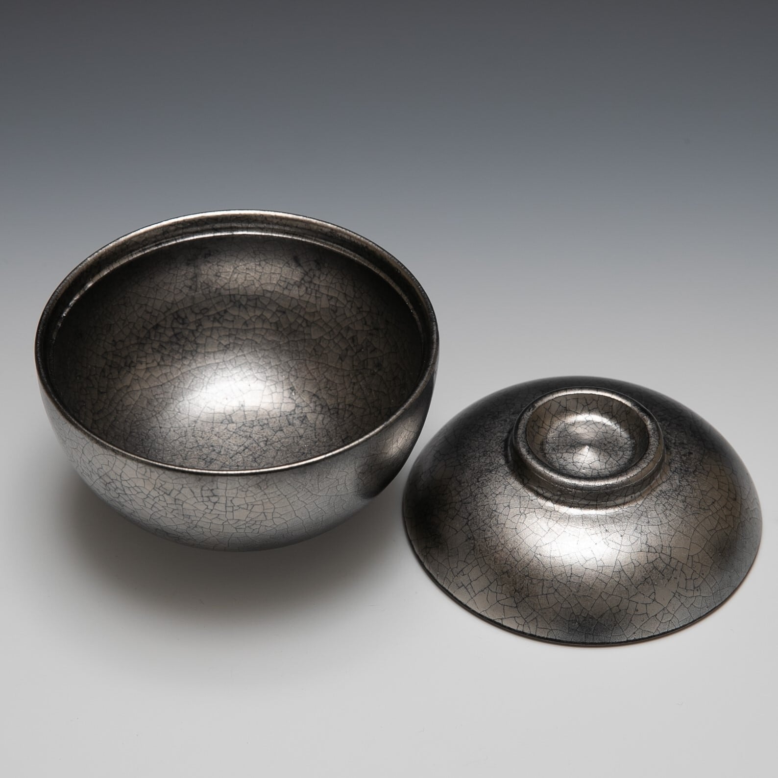 龍　白磁　蓋物　台湾著名作家 石飛勲 白磁工房 白磁面取一輪挿し 01 - FRANK暮らしの道具