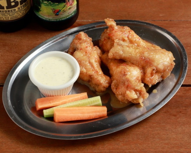 バッファローチキンウィング4ピース〜 / 自家製HOTソース　Buffalo Chicken Wings (4 Pieces) (Homemade Hot Sauce)