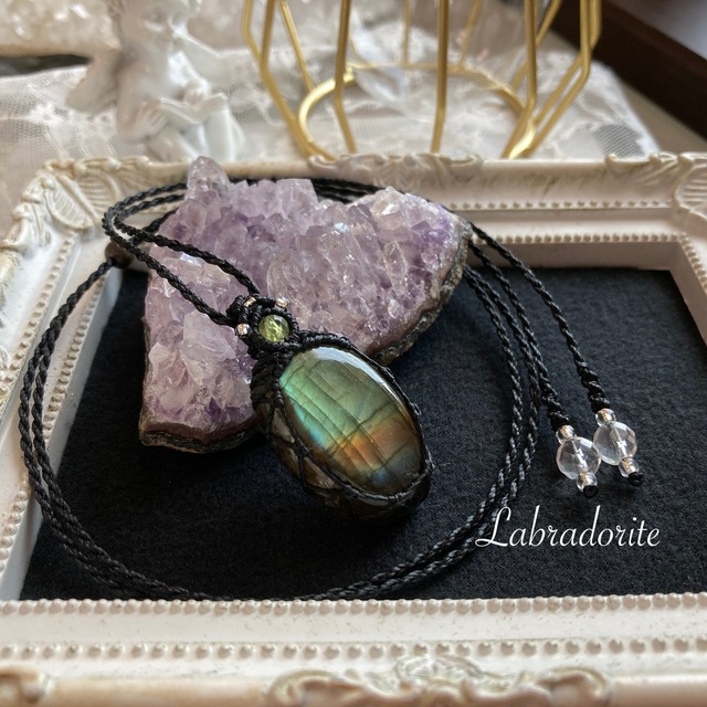 【Masquerade *Petit*】マルチカラーラブラドライト　マクラメ編みネックレス