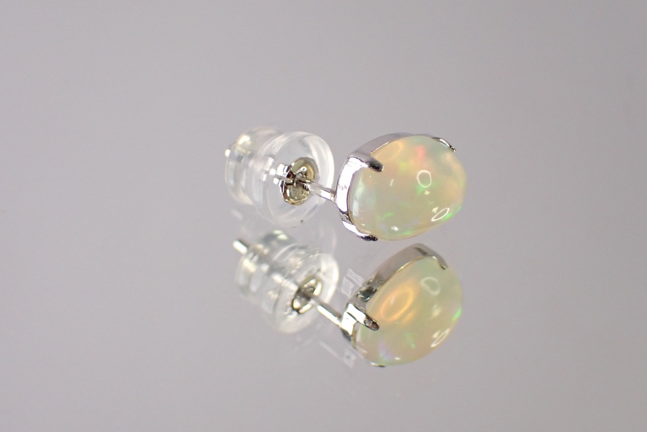 【OT品：定価￥104,000】オパールオーバルピアス　0.80ct/0.80ct [C5‐553]