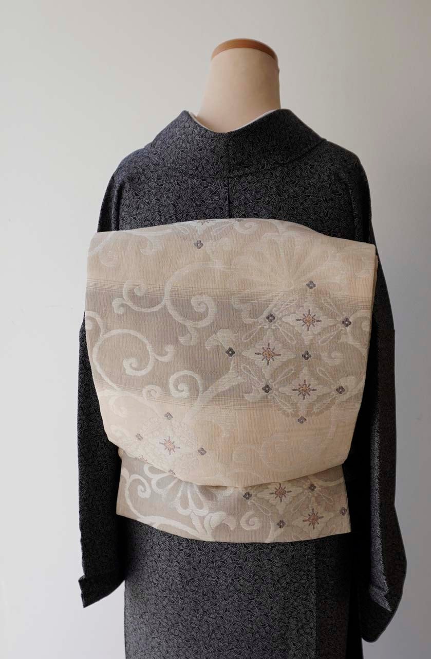 ふくろ帯】練色×白鼠地 横段に菊唐草・小葵文 ふくろ帯 | 大山キモノ