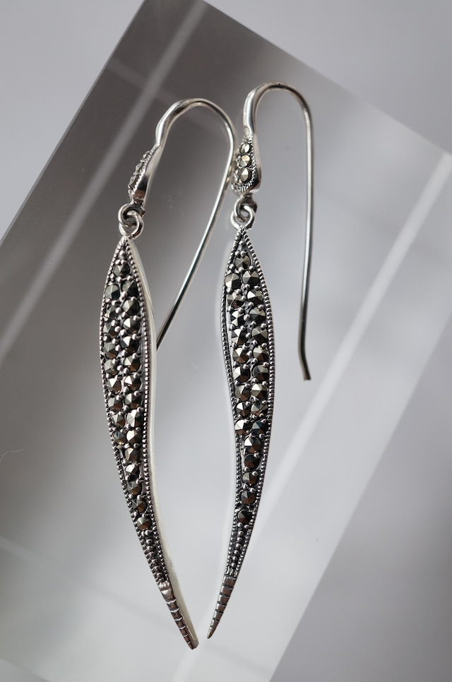 Staring Silver Feather Earrings