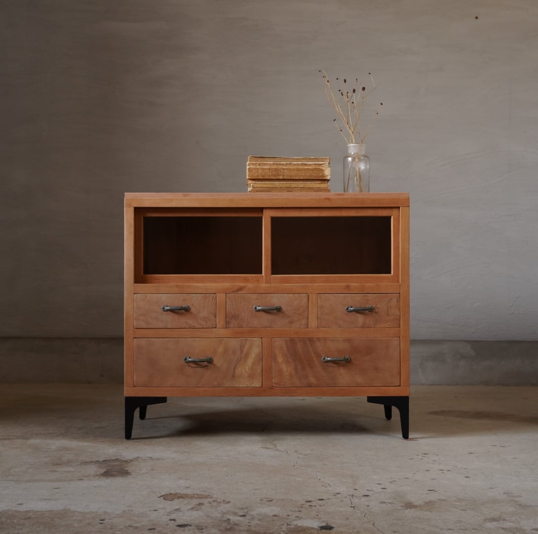 アイアン脚のキャビネット