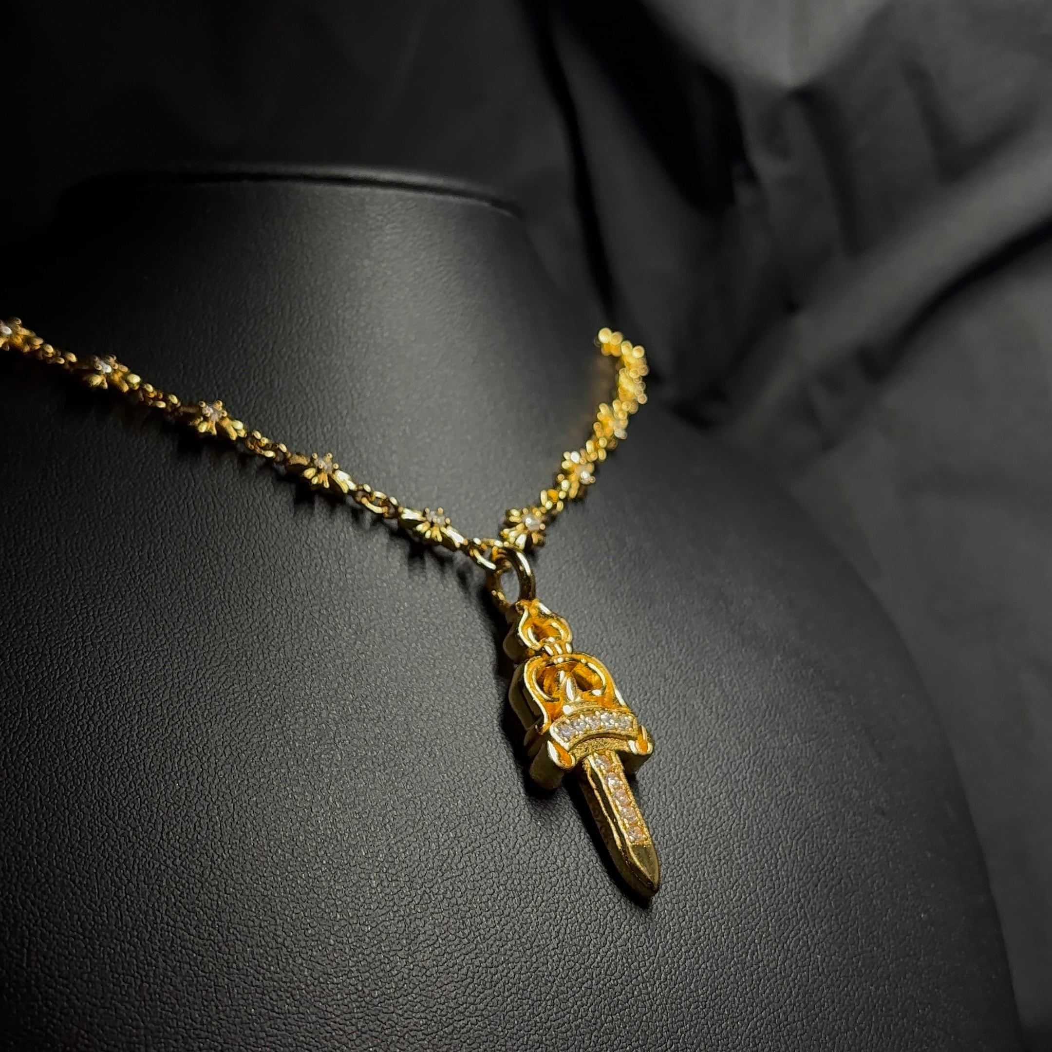 タイニーチェーン ダガーペンダント ゴールド | crossluxury