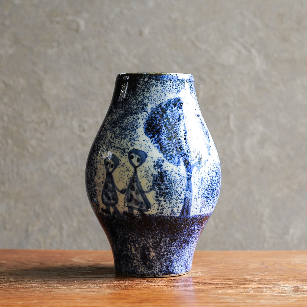 草原で馬が寄り添う、陶器のフラワーベース