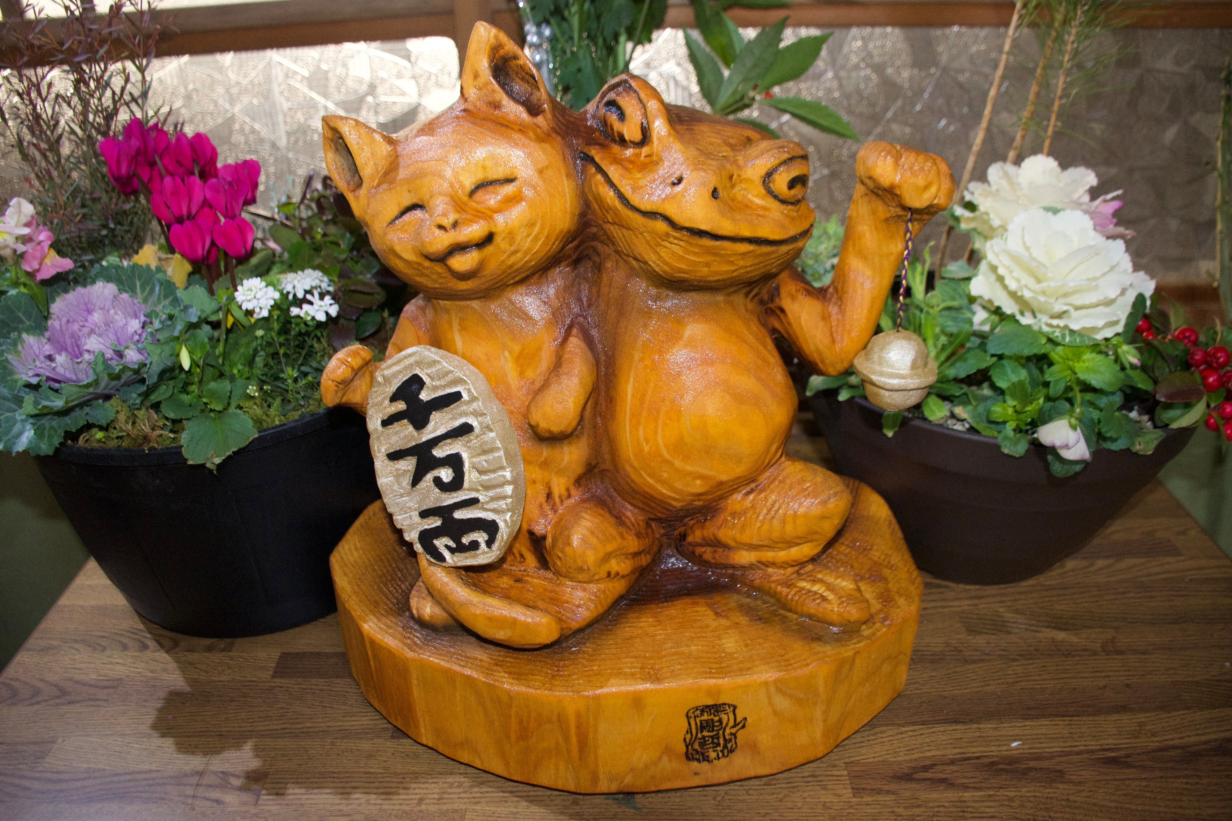 招き猫と招き蛙 チェーンソーアート作品 | チェンソーアート彫哲ショップ
