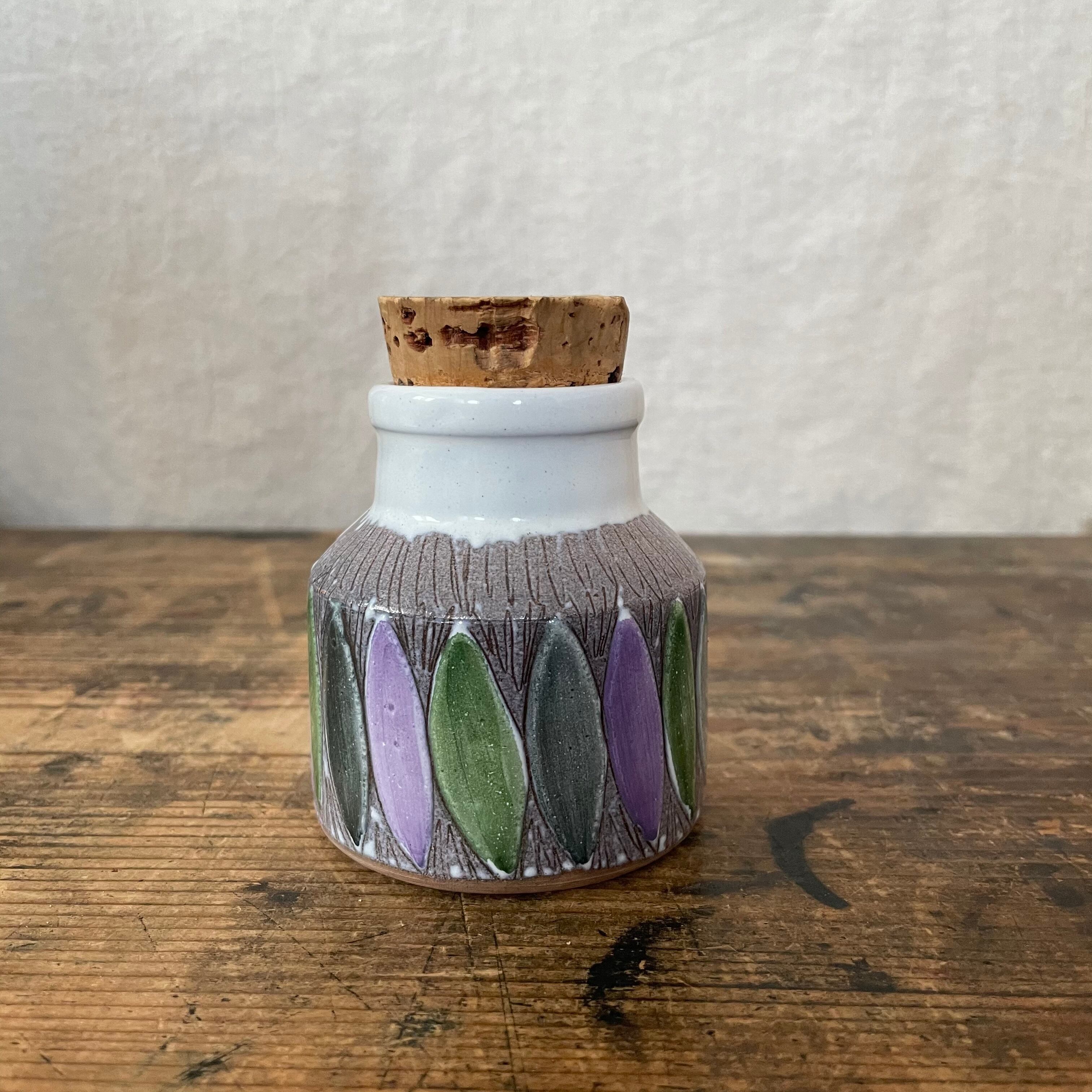 葉っぱ模様のスパイスボトル