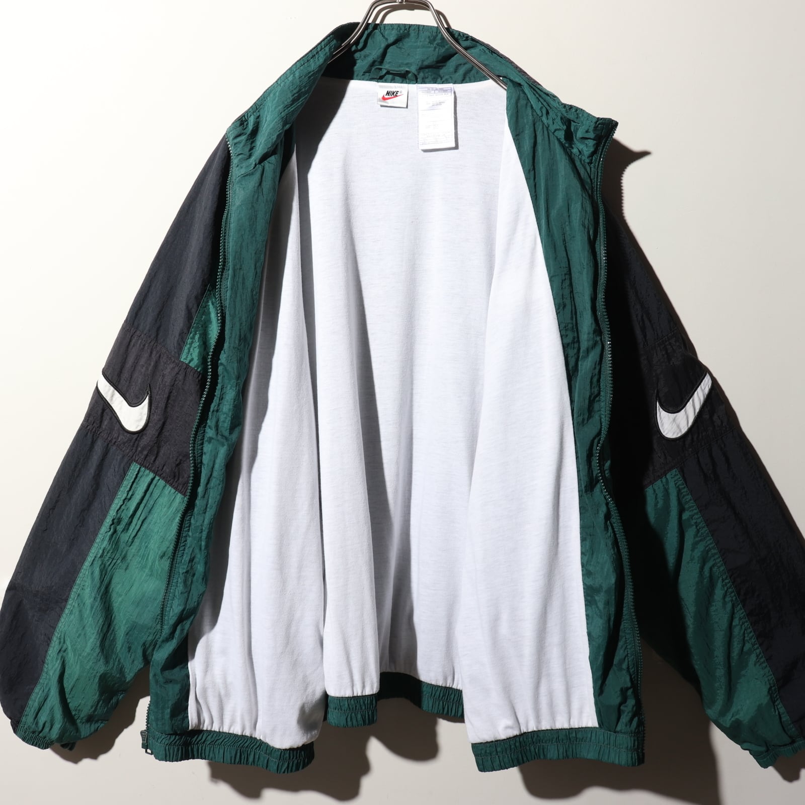 美品 XL NIKE 90s ビッグスウォッシュ刺繍 ナイロンジャケット 美品 XL NIKE 90s ビッグスウォッシュ刺繍 ナイロンジャケット