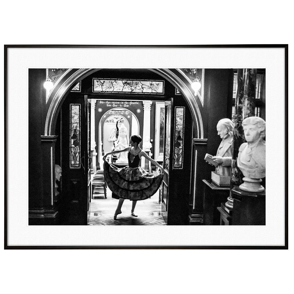 人物写真 ドレスで踊る女性 インテリアモノクロアートポスター額装 AS2206