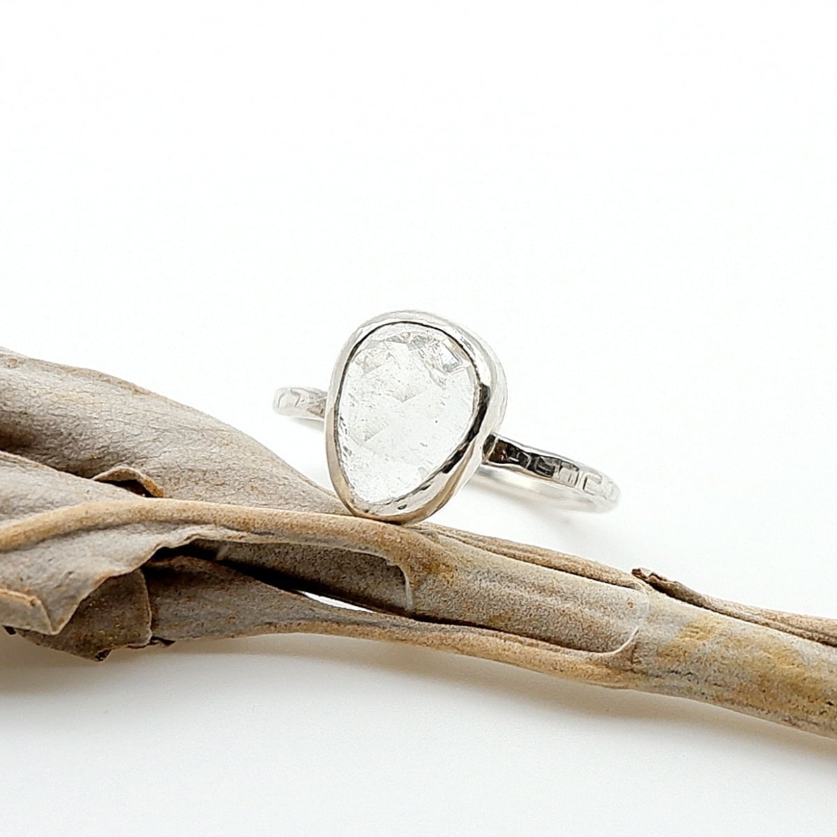 リビアングラスのリング 13号 ～宇宙のロマンを秘めた石～ 天然石