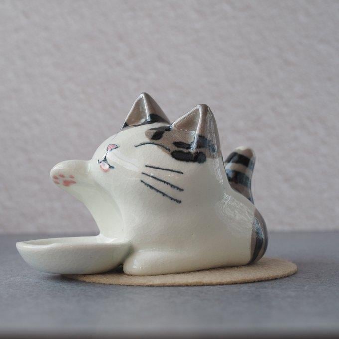 青と白の猫の陶器、かわいい表情で癒される。枕としても使える。 青と白の猫の陶器、かわいい表情で癒される。枕としても使える。