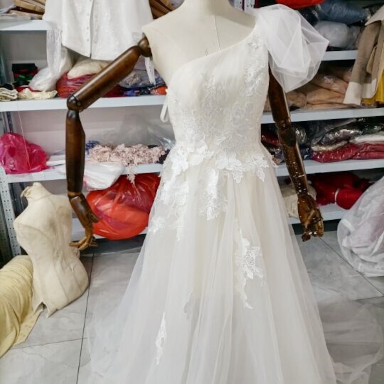 高品質！ ウエディングドレス 繊細レース ワンショルダー エレガント  