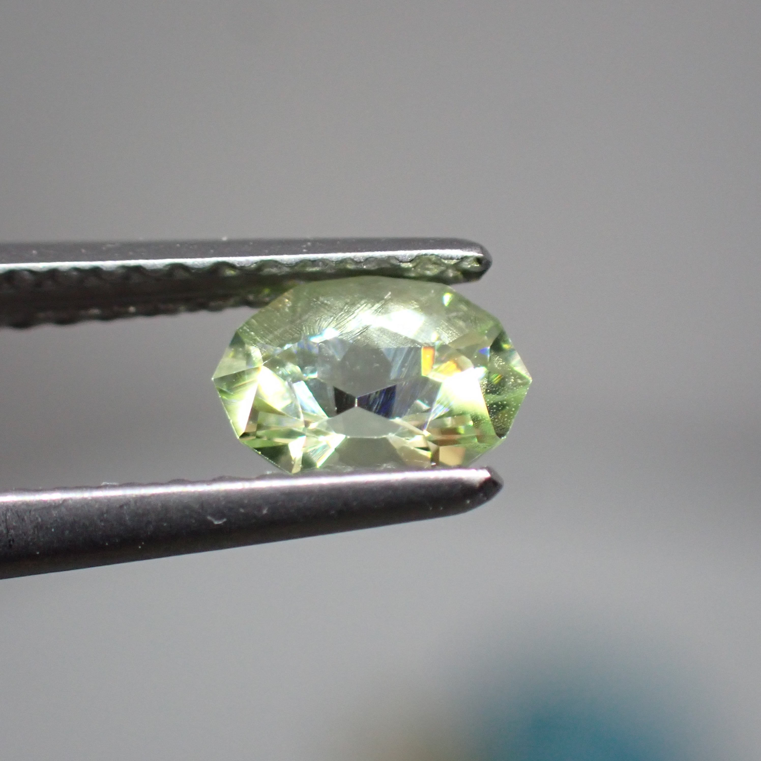 楽しい蛍光反応☆珍しい変形カット!ミントガーネット 0.541ct 楽しい蛍光反応☆珍しい変形カット!ミントガーネット 0.541ct