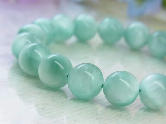 ◆天使の石◆グリーンエンジェライト10㎜ シラー効果 グリーン ホワイト 森林浴 癒し シック お洒落 ブレスレットH8