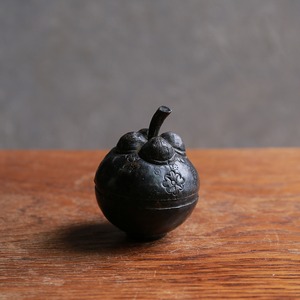 味わい深い、かわいい果実の小物入れ