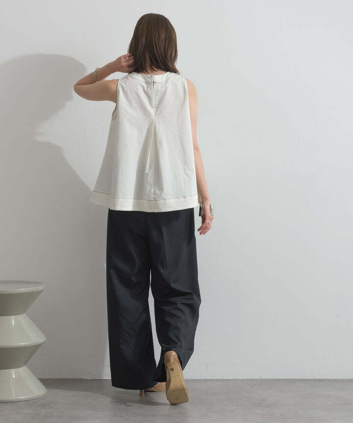 2603020 フロントタックフレアノースリーブトップス white | エルキカク