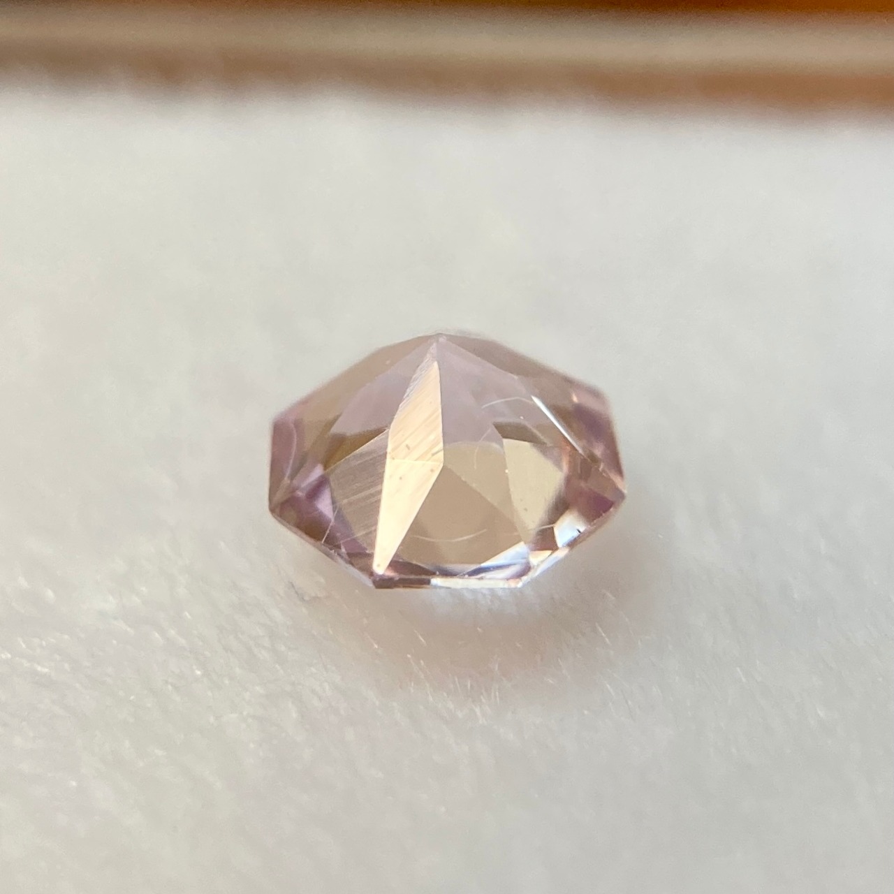 お花みたいなスピネル  約4.4mm*2.6mm r-0393