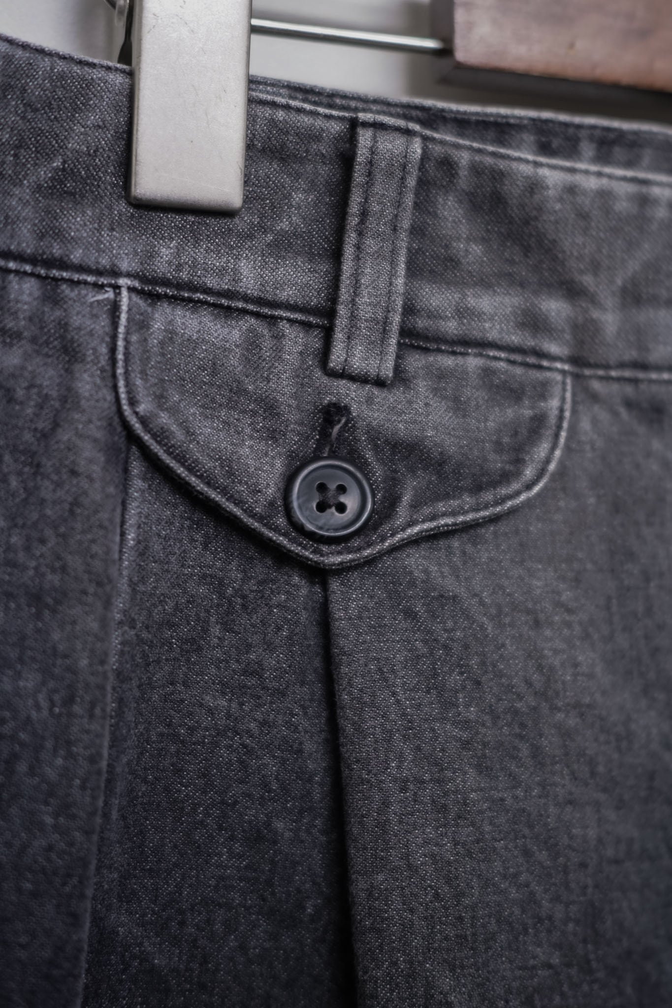 BERNARD ZINS 2プリーツデニムスラックス　DENIM トラウザーズ BERNARD ZINS 2プリーツデニムスラックス DENIM トラウザーズ - メルカリ