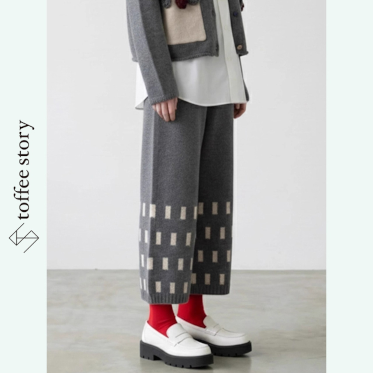 グレーの遊び心グリッド・アートパンツ 《i0835》