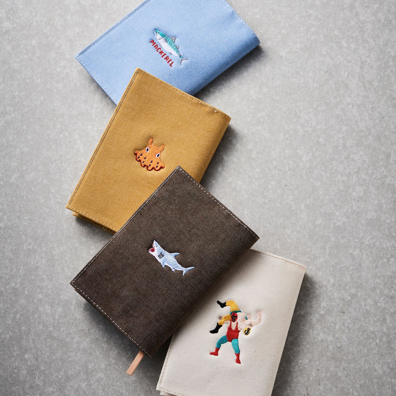 文庫サイズ】ワンポイント刺繍 ブックカバー 日本製 | honok