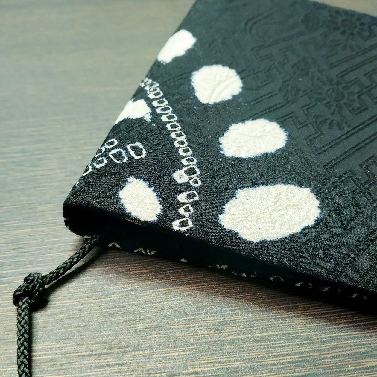 着物で作ったブックカバー【文庫本用】（黒しぼり） | 布布Studio SとY