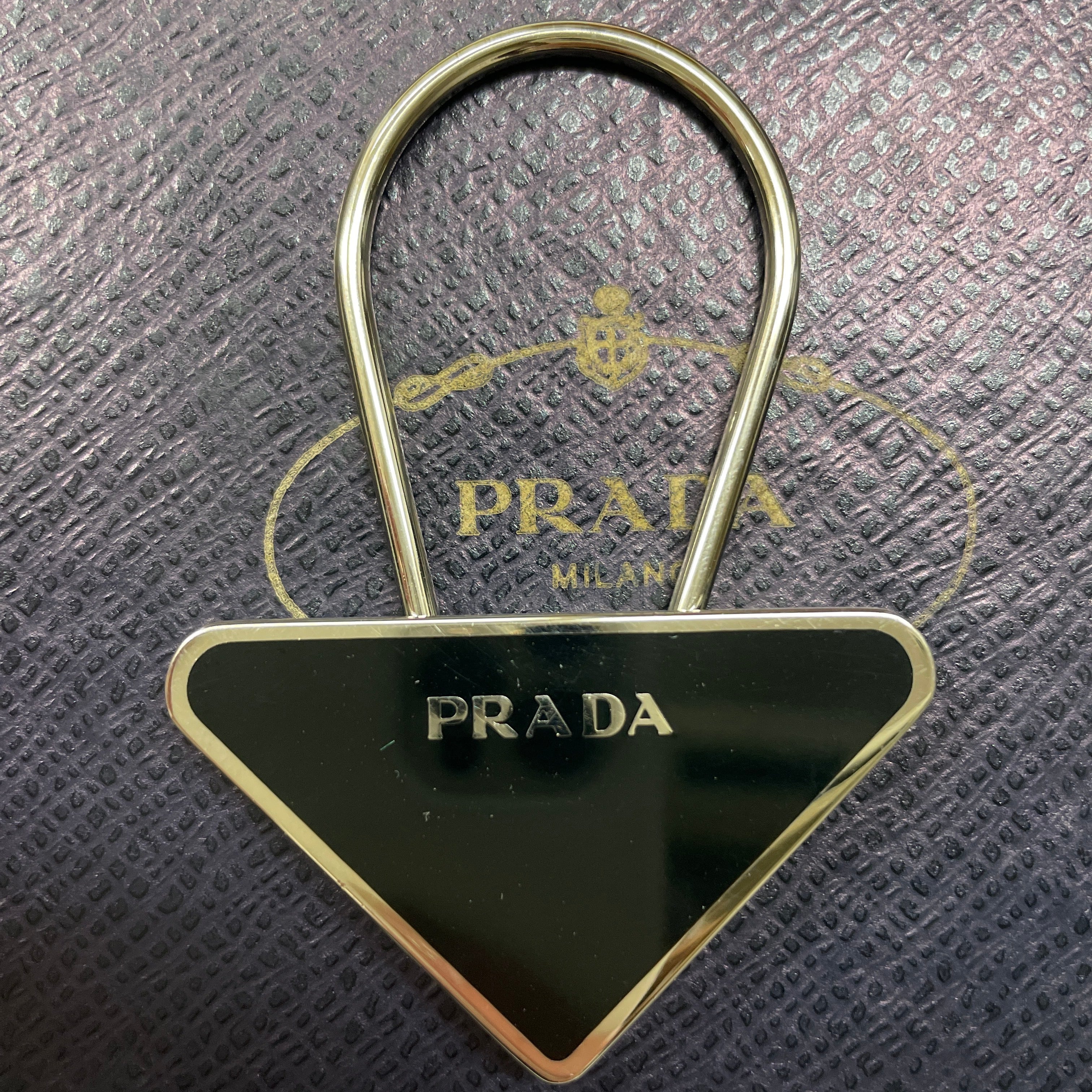 PRADA プラダ 三角ロゴ プレート キー チャーム 箱付き M715 | Regalia