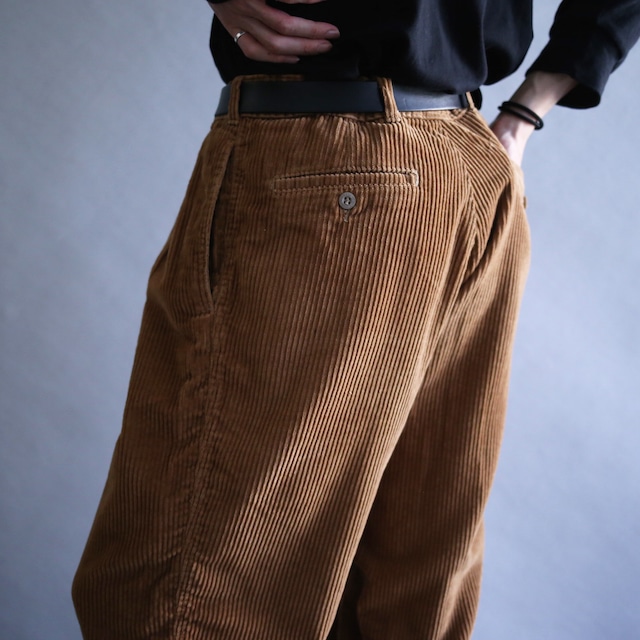 2-tuck tapered silhouette brown wide corduroy pants