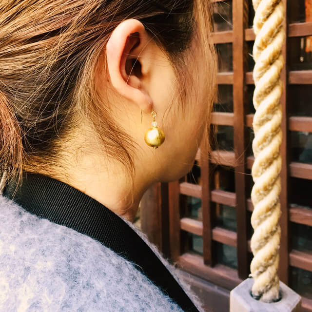 数珠珠ピアス　金箔