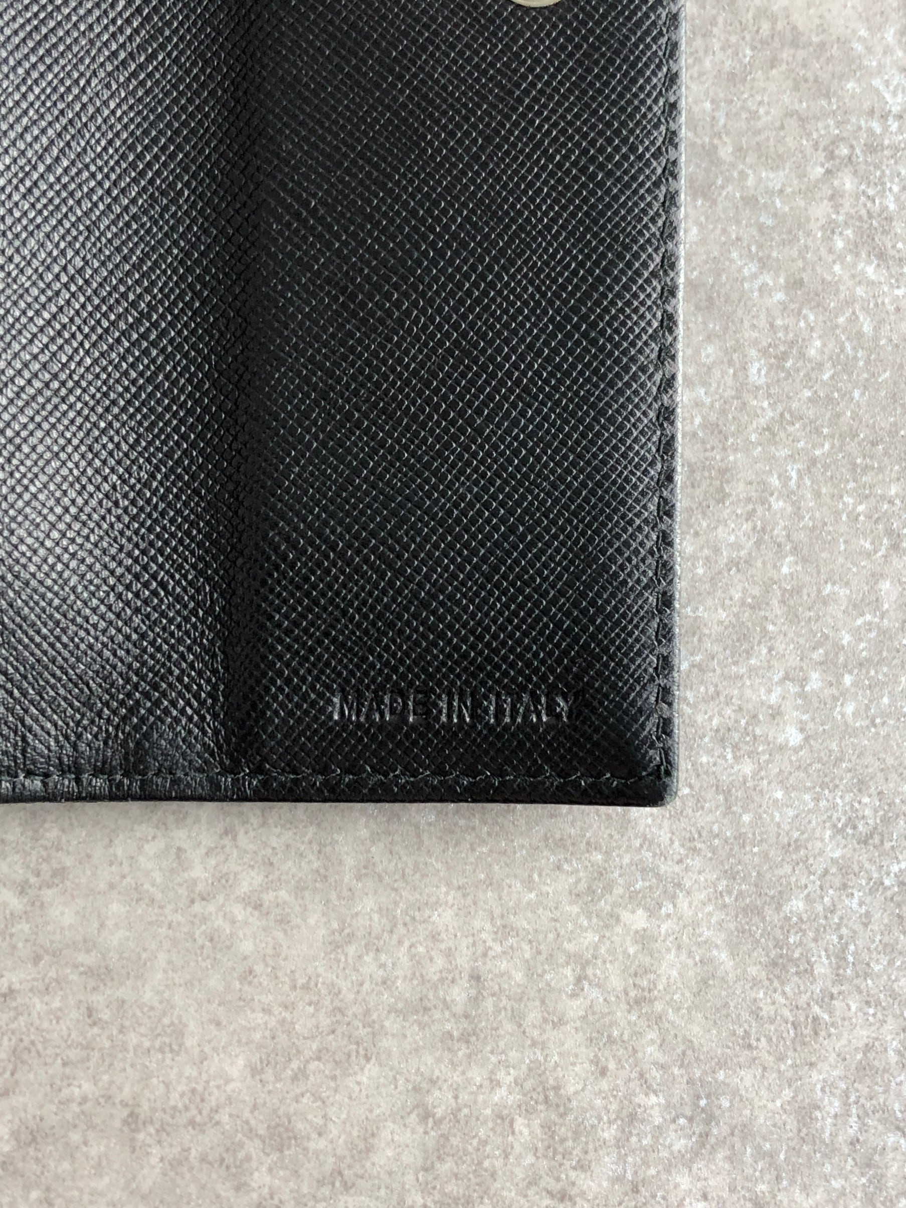 PRADA プラダ 財布 ブラック トライアングルロゴ レザー 3つ折り