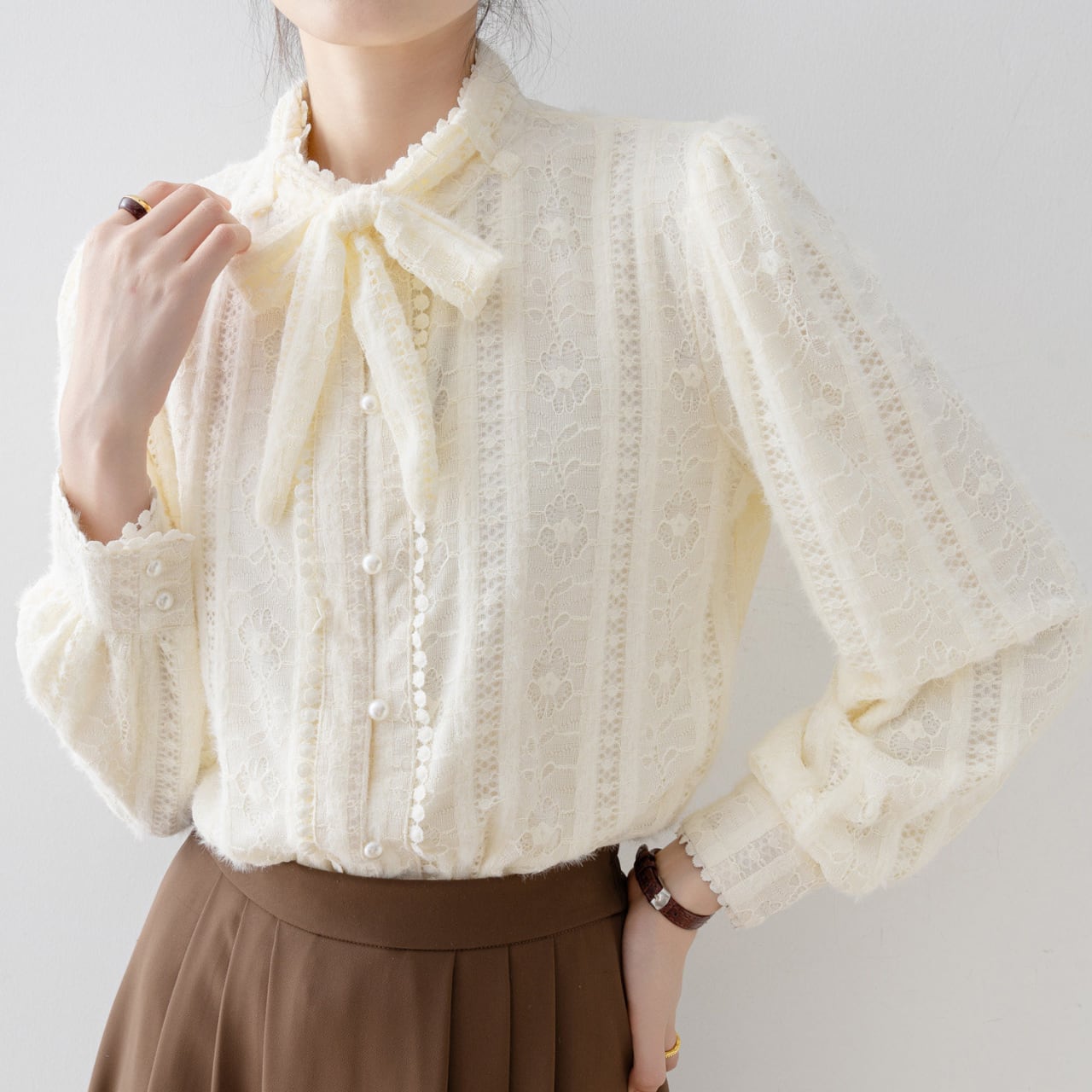 フラワーモチーフレースボウタイブラウス Me1706