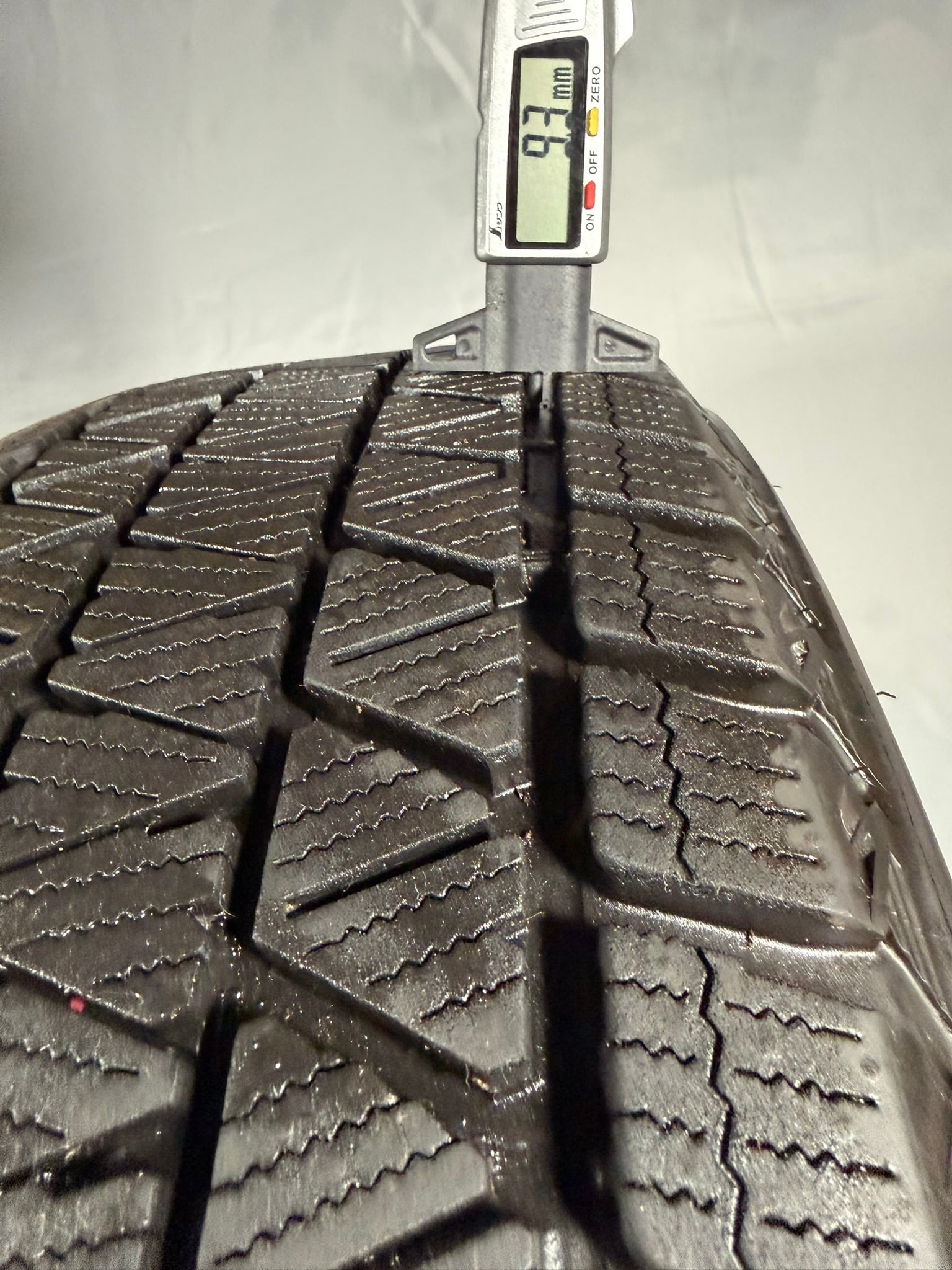 235/60R18 107Q XL BRIDGESTONE BLIZZAK DM-V3 ブリヂストン