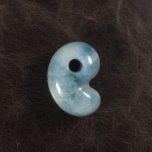 糸魚川翡翠 コン沢 青翡翠 ちび勾玉 7.5g  Itoigawa Blue Jadeite magatama