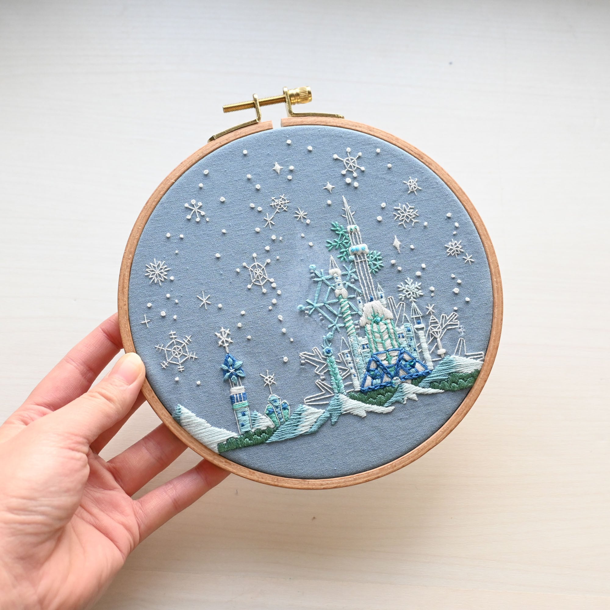 刺繍キット 「クリスタルスノー神殿」《空想街雑貨店》