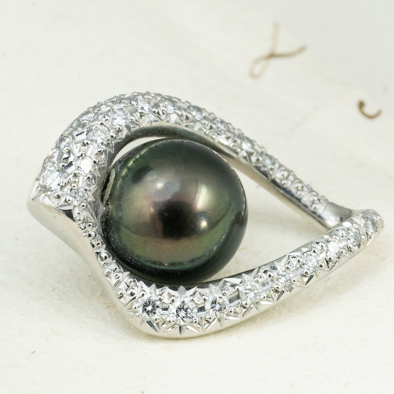 K18WG 黒蝶真珠 ピーコックカラー ダイヤモンド 0.25ct 4.0g 9.0mm珠