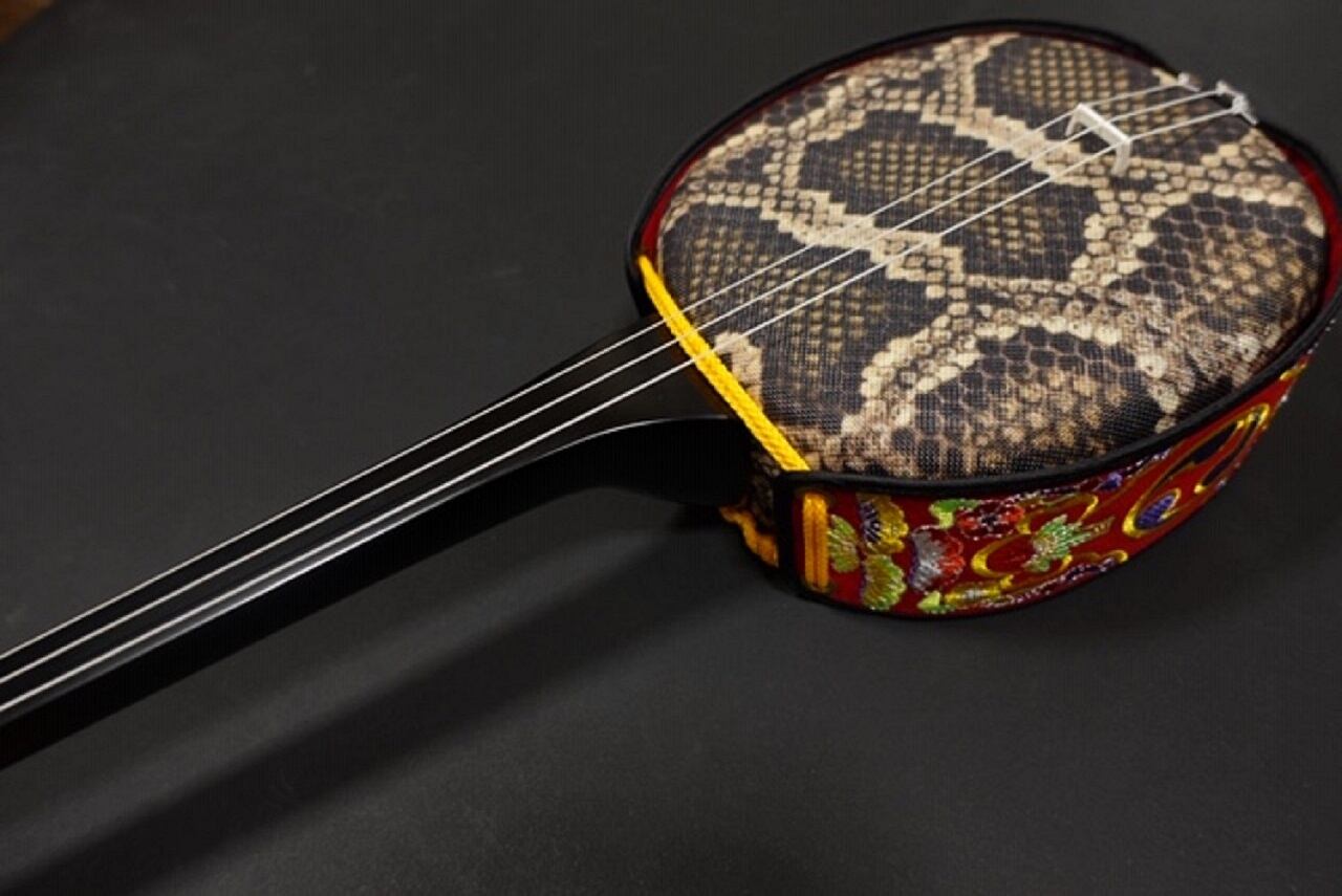 三線 沖縄三味線 初心者セット 両面人工皮張り ケース付き 楽譜付き 2種類 ティーガー胴巻き 赤 宮古木工芸 送料無料 島元屋 三線 沖縄三味線 初心者セット 両面人工皮張り ケース付き 楽譜付き 2種類 ティーガー胴巻き 赤 宮古木工芸 送料無料 島元屋